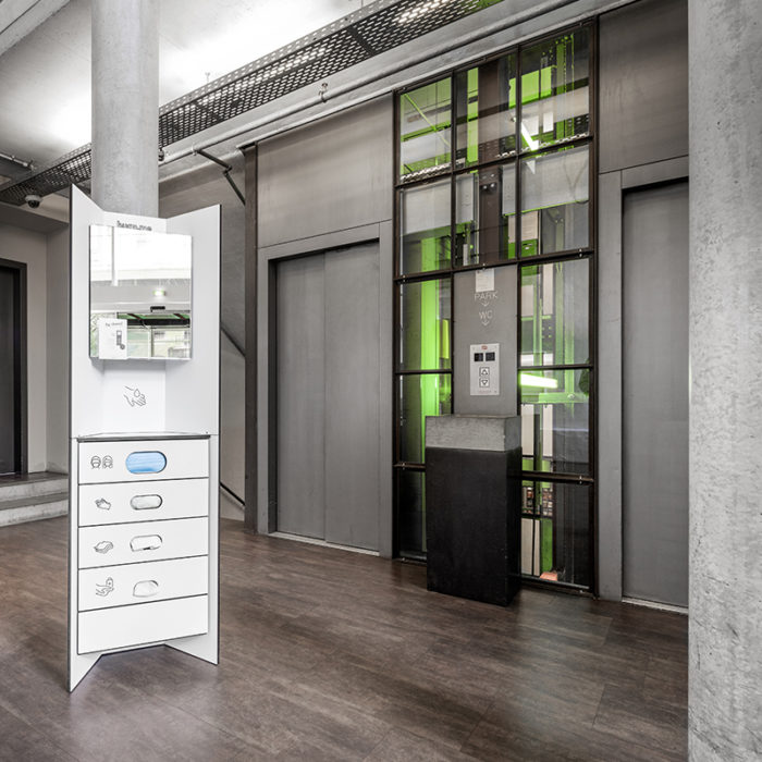 Design Hygienestationen und Desinfektionsspender: hygn.me Station 1 Hygienestation freistehend in weiß mit Spiegel und Sensor zur kontaktlosen Desinfektion der Hände und Fächern zur Entnahme von Hygieneartikeln (Masken, Handschuhe, Tücher)